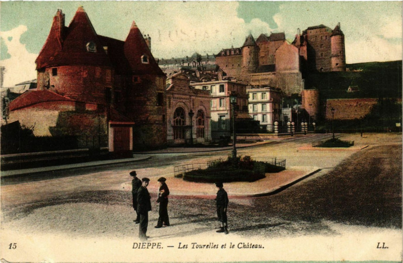 Carte postale ancienne Dieppe-Les Tourelles et le Chateau à Dieppe