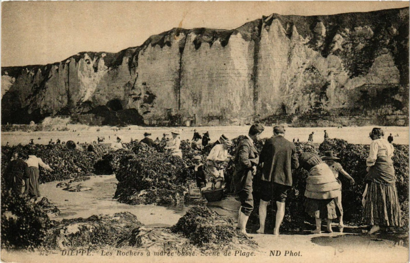 Carte postale ancienne Dieppe-Les Rochers a marée basse. Scene de Plage à Dieppe