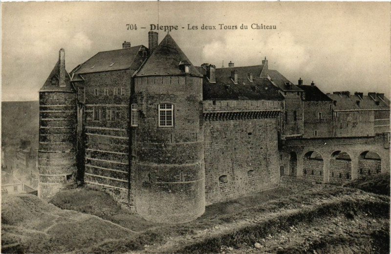 Carte postale ancienne Dieppe-Les deux Tours du Chateau à Dieppe