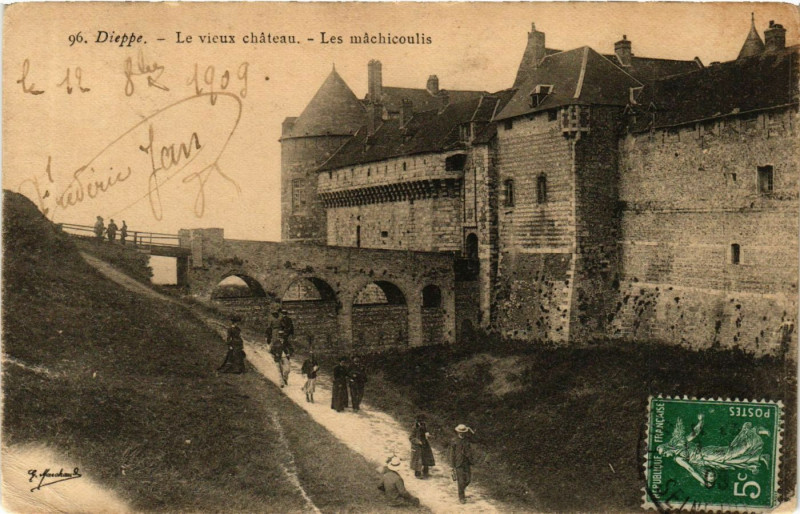 Carte postale ancienne Dieppe-Le Vieux Chateau Les machicoulis à Dieppe