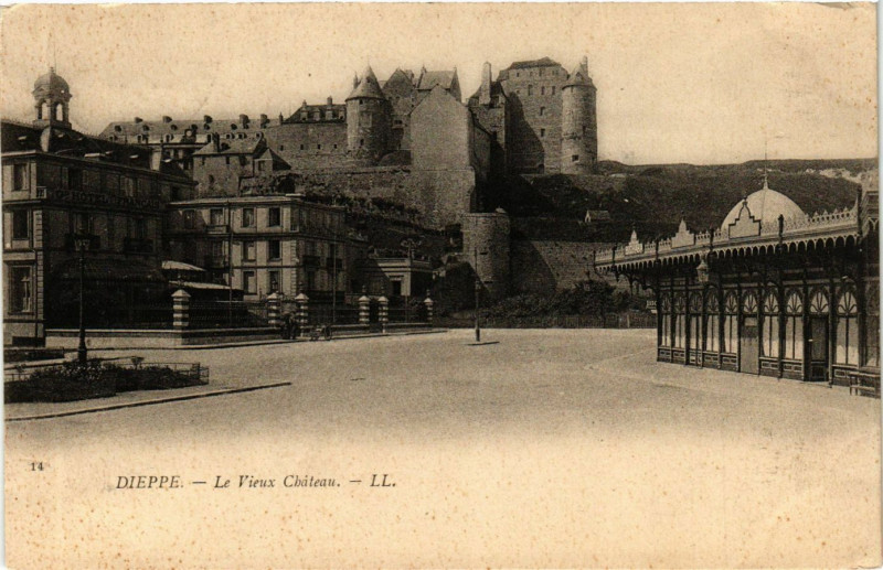 Carte postale ancienne Dieppe-Le Vieux Chateau à Dieppe