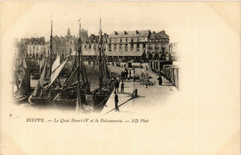 Carte postale ancienne Dieppe-Le Quai Henri Iv et la Poissonnerie à Dieppe