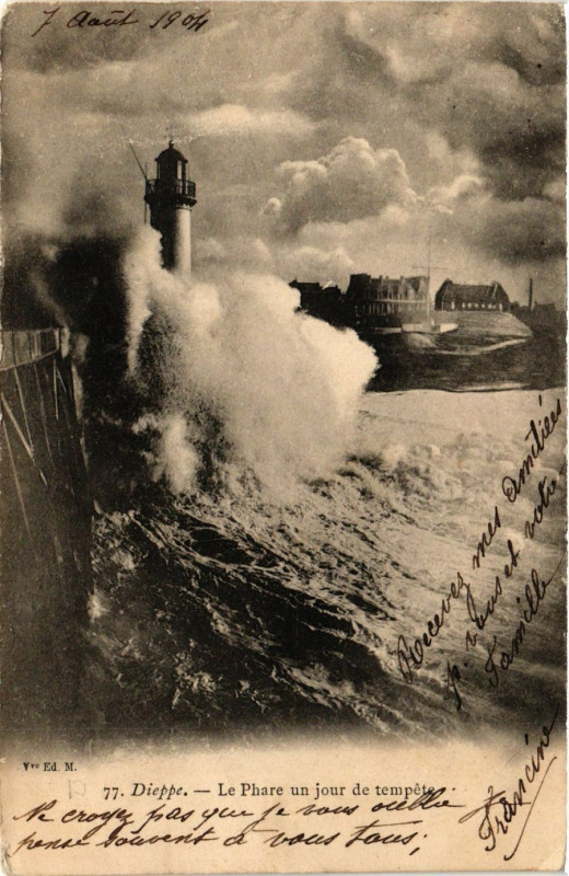 Carte postale ancienne Dieppe-Le Phare un jour de tempete à Dieppe