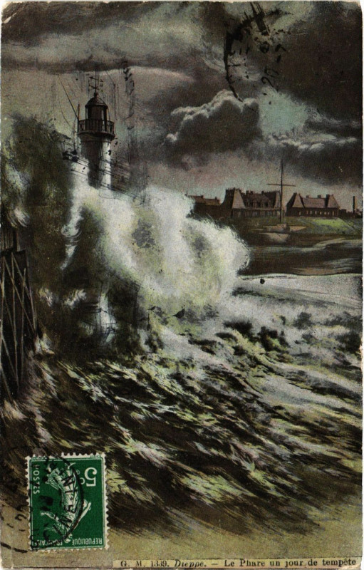 Carte postale ancienne Dieppe-Le Phare un jour de tempete à Dieppe