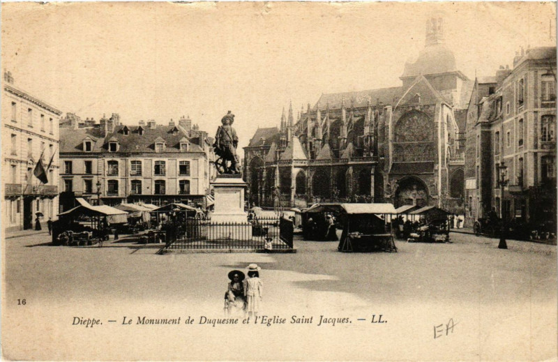 Carte postale ancienne Dieppe-Le Monument de Duquesne et l'Eglise Saint-Jacques à Dieppe