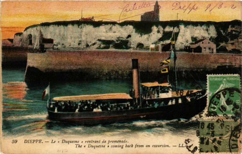 Carte postale ancienne Dieppe-Le Duquesne rentrant de promenade à Dieppe