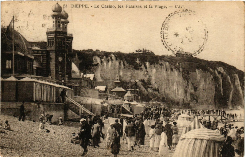 Carte postale ancienne Dieppe-Le Casino les Falaises et le Plage à Dieppe