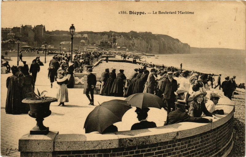 Carte postale ancienne Dieppe-Le Boulevard Maritime à Dieppe