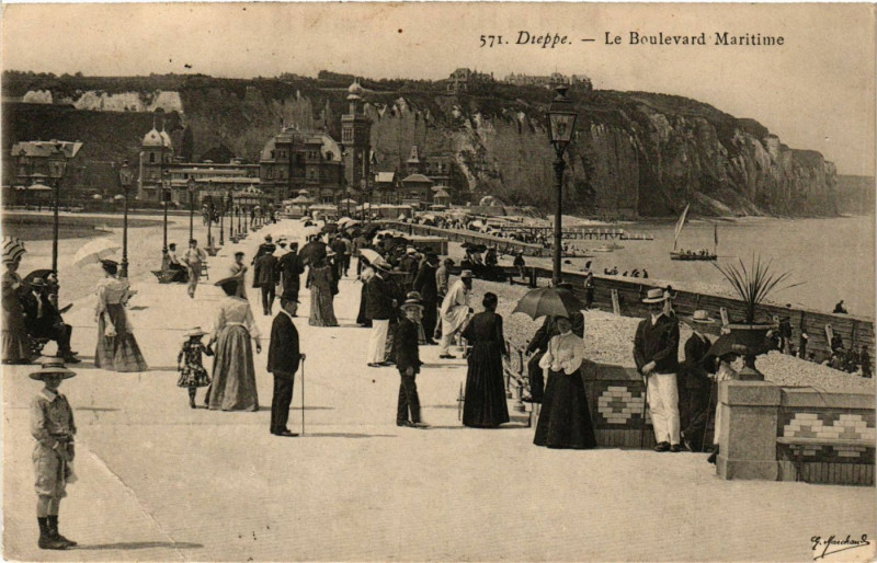Carte postale ancienne Dieppe-Le Boulevard Maritime à Dieppe