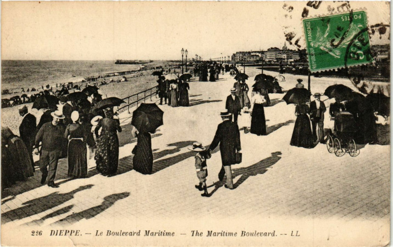 Carte postale ancienne Dieppe-Le Boulevard Maritime à Dieppe