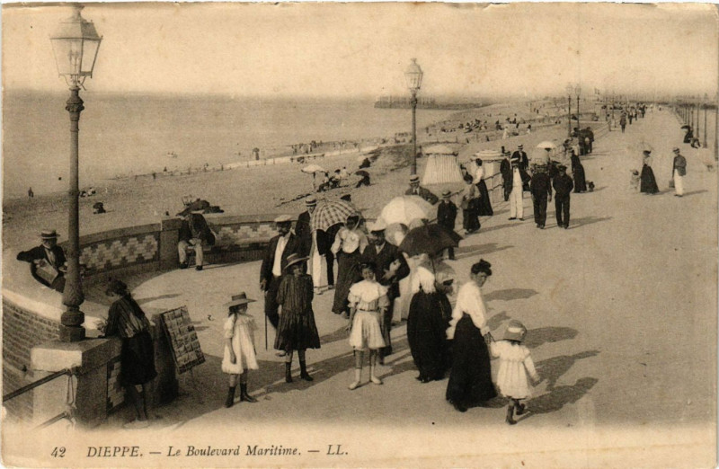 Carte postale ancienne Dieppe-Le Boulevard Maritime à Dieppe