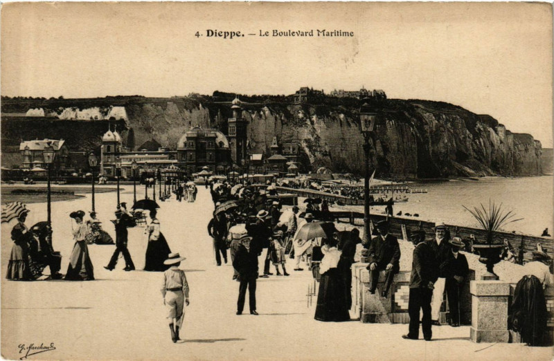 Carte postale ancienne Dieppe-Le Boulevard Maritime à Dieppe