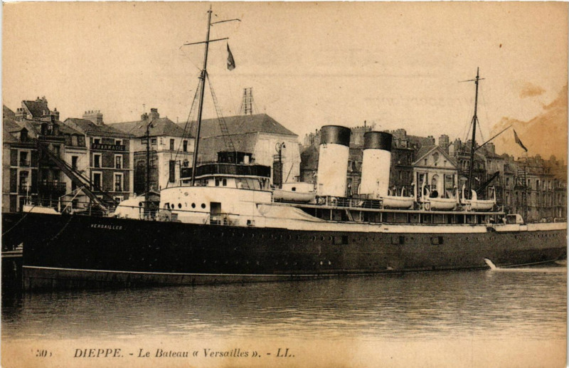 Carte postale ancienne Dieppe-Le Bateau Versailles à Dieppe