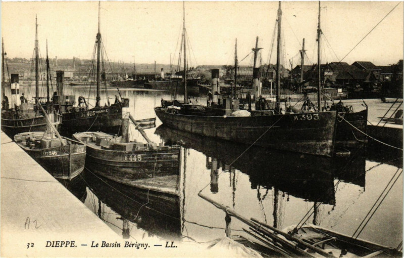 Carte postale ancienne Dieppe-Le Bassin Berigny à Dieppe