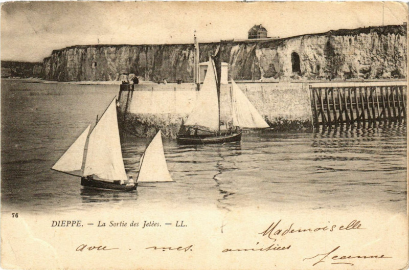Carte postale ancienne Dieppe-La Sortie des Jetées à Dieppe