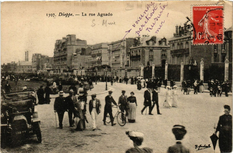 Carte postale ancienne Dieppe-La rue Aguado à Dieppe