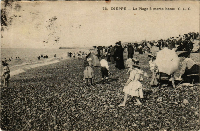 Carte postale ancienne Dieppe-La Plage a marée basse à Dieppe