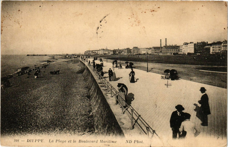 Carte postale ancienne Dieppe-La Plage et le Boulevard Maritime à Dieppe