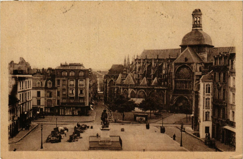 Carte postale ancienne Dieppe-La Place Nationale et la Statue de Duquesne à Dieppe