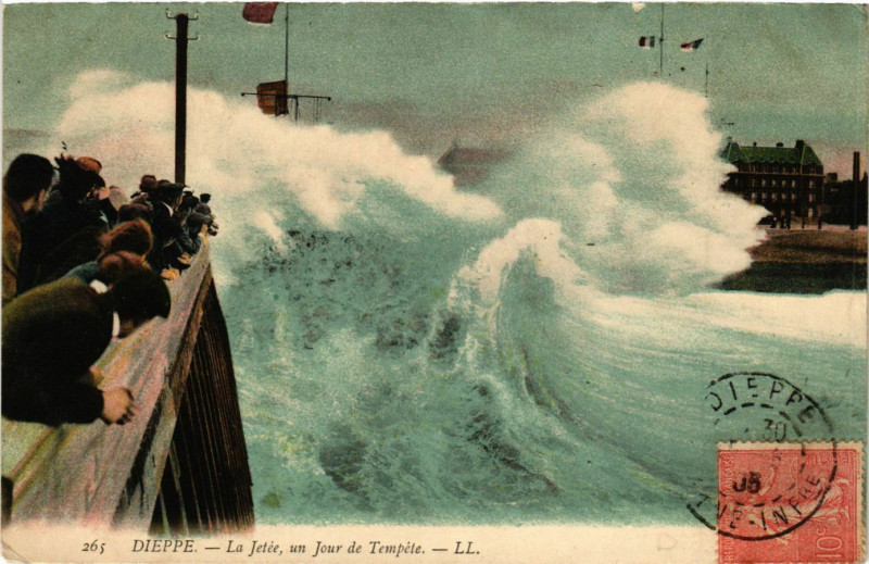 Carte postale ancienne Dieppe-La Jetée un Jour de Tempete à Dieppe