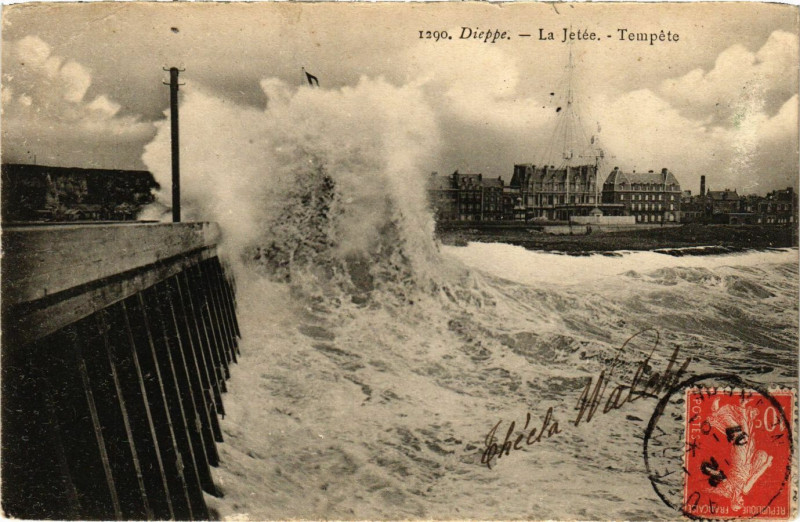 Carte postale ancienne Dieppe-La Jetée Tempete à Dieppe
