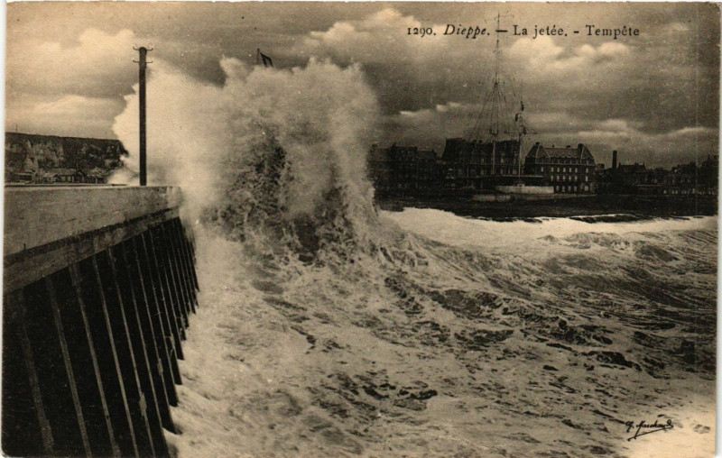 Carte postale ancienne Dieppe-La Jetée Tempete à Dieppe