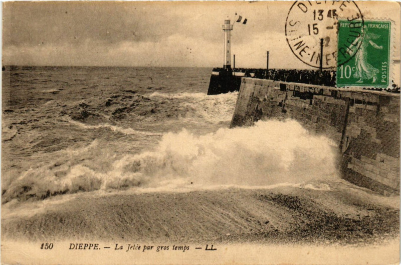 Carte postale ancienne Dieppe-La Jetée par gros temps à Dieppe