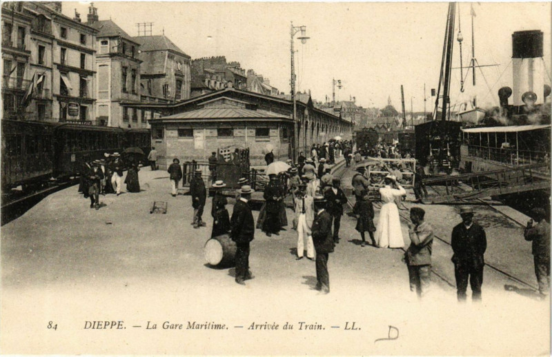 Carte postale ancienne Dieppe-La Gare Maritime Arrivée du Train à Dieppe