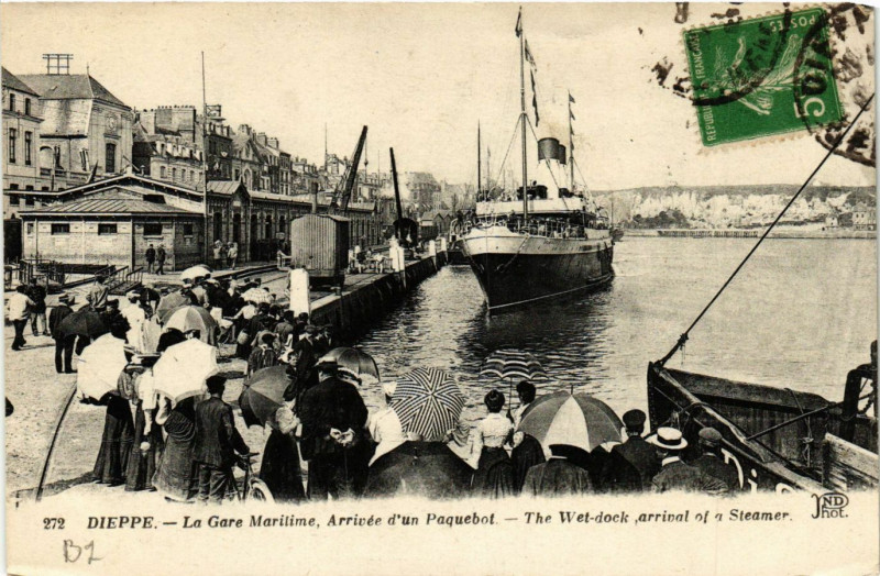 Carte postale ancienne Dieppe-La Gare Maritime Arrivée d'un Paquebot à Dieppe