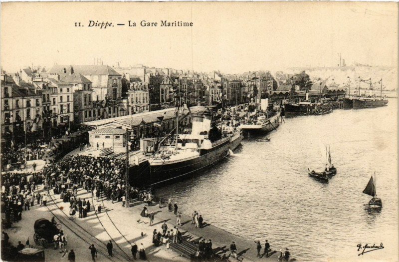 Carte postale ancienne Dieppe-La Gare Maritime à Dieppe