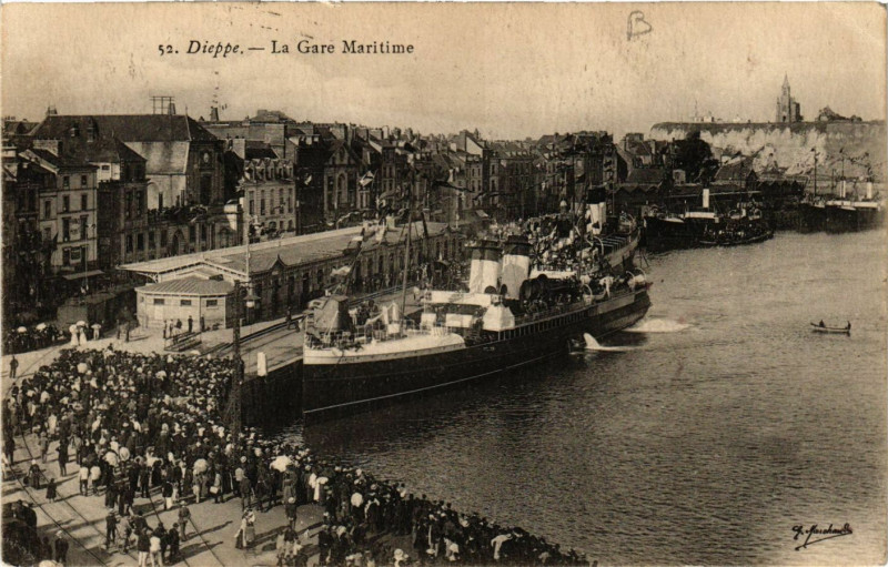 Carte postale ancienne Dieppe-La Gare Maritime à Dieppe
