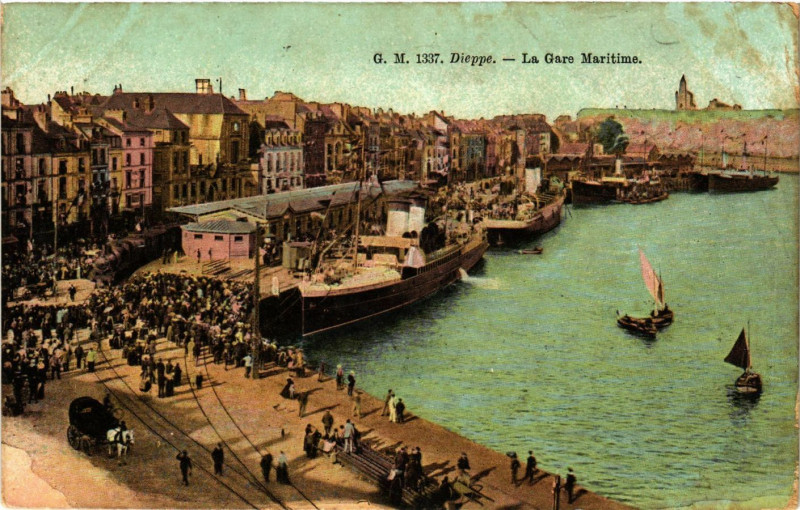 Carte postale ancienne Dieppe-La Gare Maritime à Dieppe
