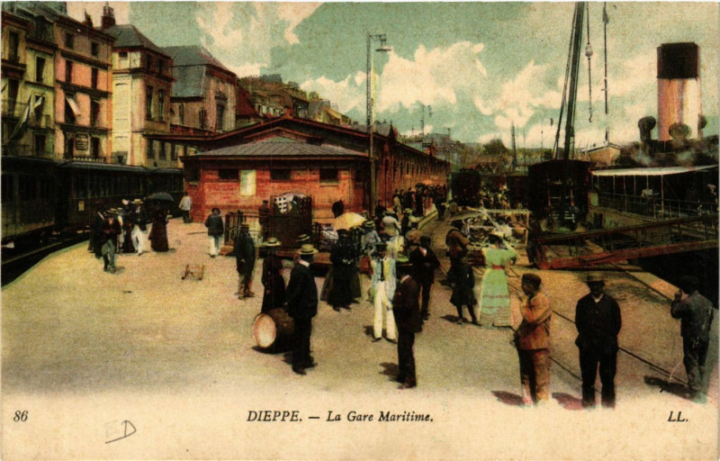 Carte postale ancienne Dieppe-La Gare Maritime à Dieppe