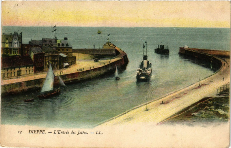 Carte postale ancienne Dieppe-L'Entrée des Jetées à Dieppe