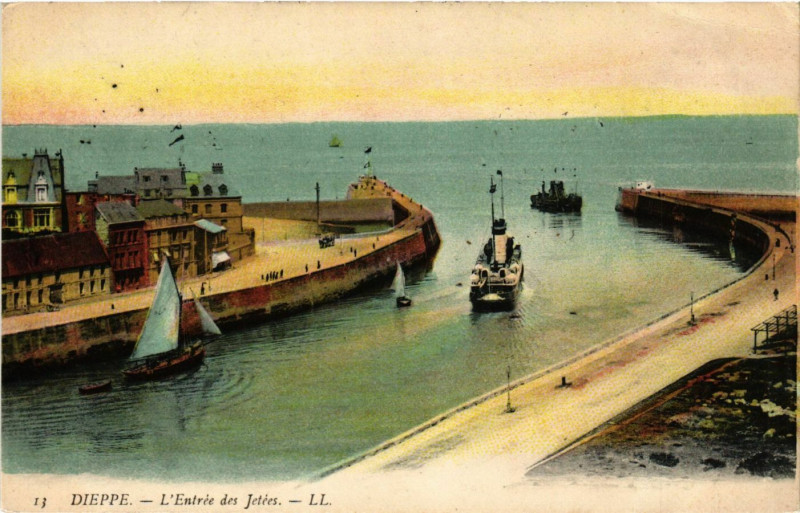 Carte postale ancienne Dieppe-L'entrée des Jetées à Dieppe