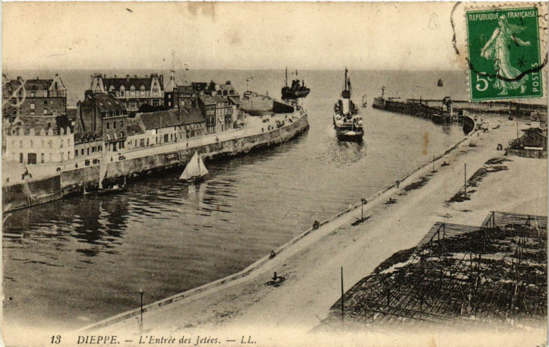 Carte postale ancienne Dieppe-L'Entrée des Jetées à Dieppe