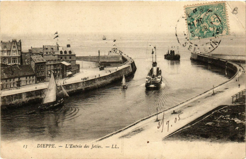 Carte postale ancienne Dieppe-L'Entrée des Jetées à Dieppe