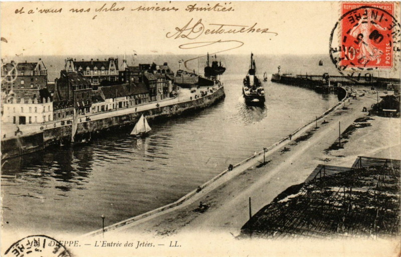 Carte postale ancienne Dieppe-L'Entrée des Jetées à Dieppe