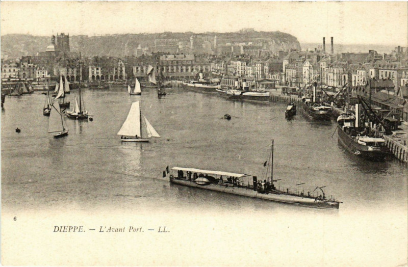 Carte postale ancienne Dieppe-L'Avant Port à Dieppe