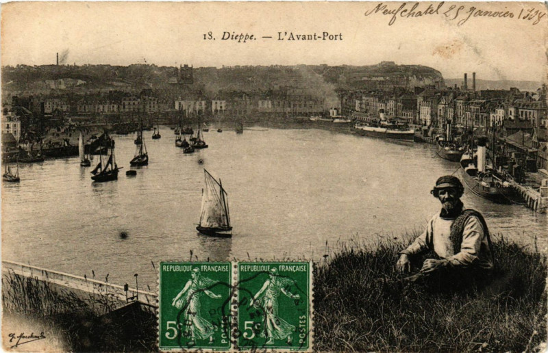 Carte postale ancienne Dieppe-L'Avant Port à Dieppe