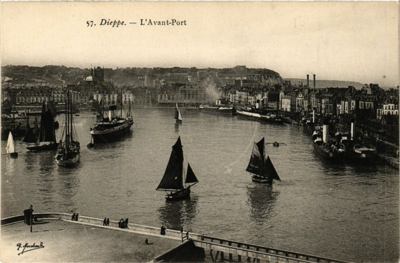 Carte postale ancienne Dieppe-L'Avant Port à Dieppe