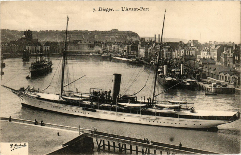 Carte postale ancienne Dieppe-L'Avant Port à Dieppe