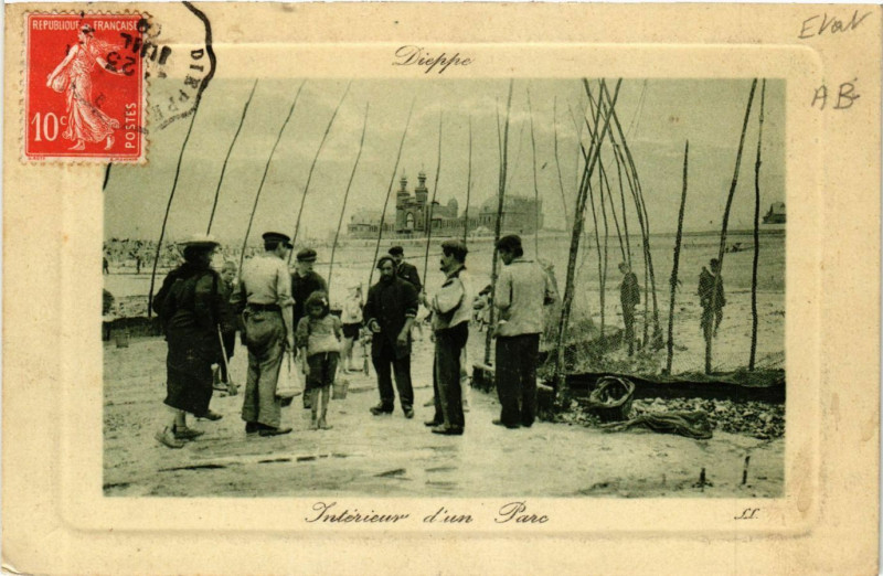 Carte postale ancienne Dieppe-Interieur d'un Parc à Dieppe