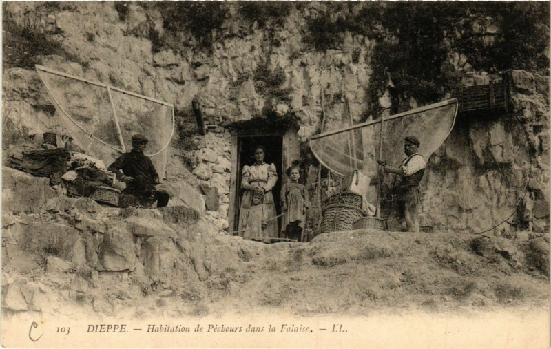Carte postale ancienne Dieppe-Habitation de Pecheurs dans la Falaise à Dieppe
