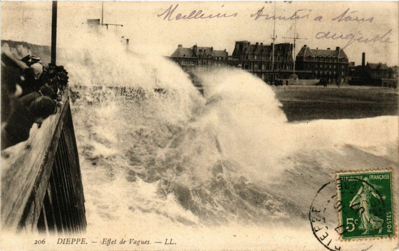 Carte postale ancienne Dieppe-Effet de Vagues à Dieppe