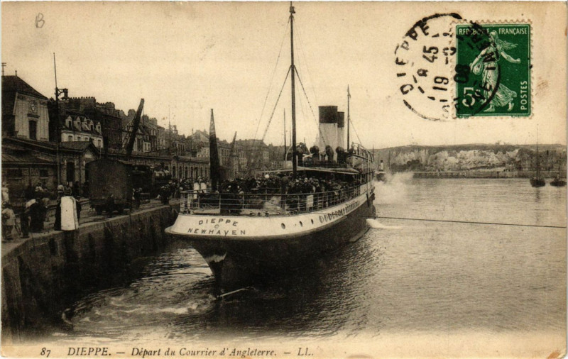Carte postale ancienne Dieppe-Depart du Courrier d'Angleterre à Dieppe