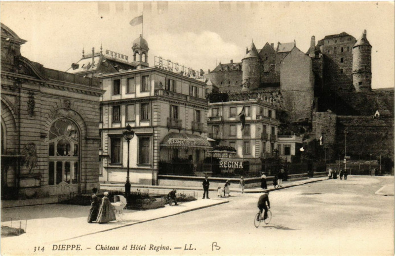 Carte postale ancienne Dieppe-Chateau et Hotel Regina à Dieppe
