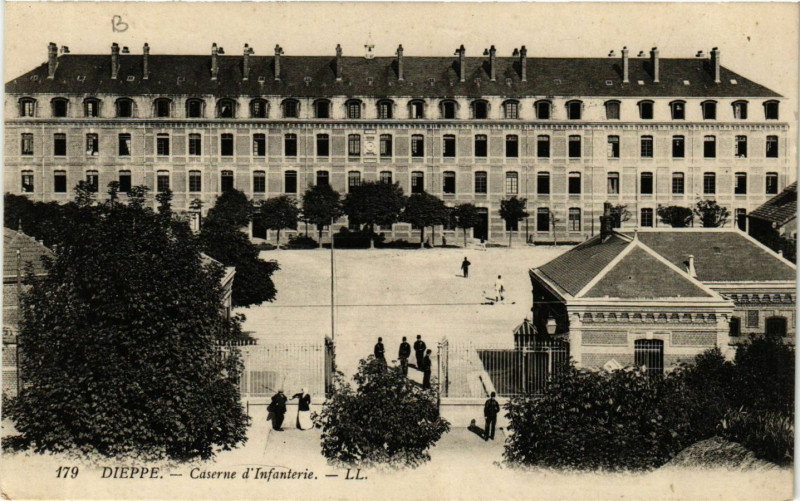 Carte postale ancienne Dieppe-Caserne d'Infanterie à Dieppe