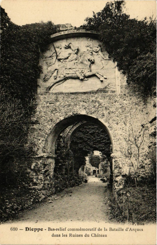 Carte postale ancienne Dieppe-Bas relief commemoratif de la Bataille d'Arques à Dieppe