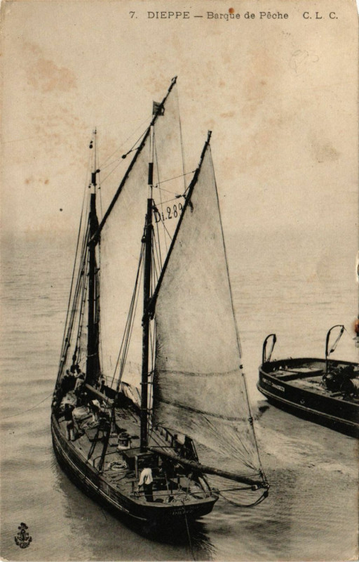 Carte postale ancienne Dieppe-Barque de Peche à Dieppe